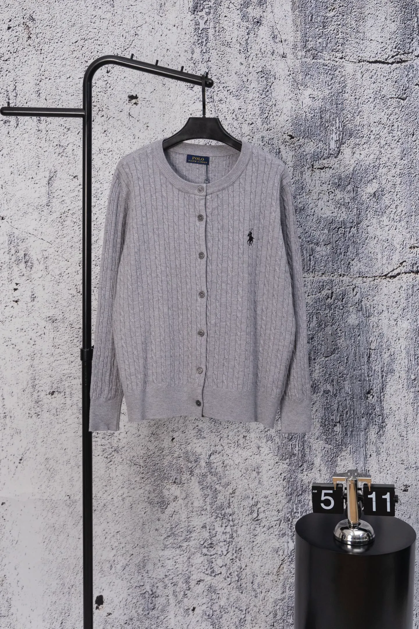 P170 Ralph Lauren Classic Round Neck Solid Color Pony Embroidered Logo Knitted Cardigan Long Sleeve Ralph Lauren Classic Basic Versatile Twist Knitted Cardigan Long Sleeve Main supply platform live broadcast Wholesale entity Replenish when out of stock Not removed from the shelves Quality 1:1 patterning Complete three standards Correct version of pony logo Imported quality cotton yarn Focus on high-end Cost-effective Good quality Needless to say Zhao Lusi's same style is really amazing, so sweet I'm so beautiful. This cardigan is really good-looking. It's simple and easy to wear. It's a must-have for goddess ootd. Good-looking clothes are never picky. A must-have in the wardrobe of goddesses. Size: S-XL. Color: black, apricot, gray, navy, red, white.
